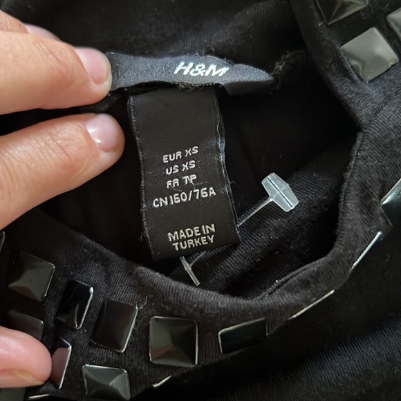 Arden b. And h&m sleeveless shirts! Both have stretch in fabric. Xs - Picture 2 of 6